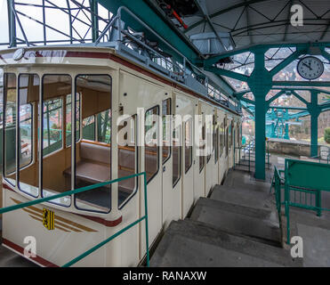 Dresden, Deutschland, 15. Dezember, 2018: Bergstation der ältesten Schwebebahn der Welt nach der Ankunft aus dem Tal Stockfoto