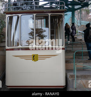 Dresden, Deutschland, 15. Dezember, 2018: Wagon der ältesten Schwebebahn der Welt mit geringer Tiefenschärfe bei der Bergstation aufgezeichnet Stockfoto