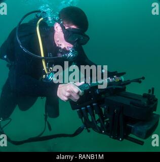 Eine Beseitigung von Explosivstoffen Techniker, für die Beseitigung von Explosivstoffen Mobile Unit 5 zugewiesen sind, verwendet das Neuseeland Taucher unterwasser Suche System während der Übung Drehpunkt in mildem Bay, Neuseeland, Jan. 16, 2017. Übung Fulcrum ist eine kombinierte - gemeinsame Übung integriert, dass U.S. Navy Matrosen und Marines aus der Beseitigung von Explosivstoffen mobile Einheiten mit Service Mitglieder von der Royal New Zealand Navy und der Royal Australian Navy. Stockfoto