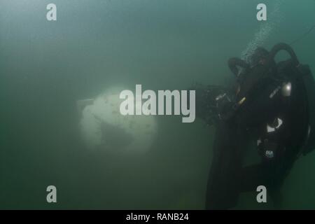Ein US-Marine, für die Beseitigung von Explosivstoffen Mobile Unit 1 zugewiesen sind, verwendet das Neuseeland Taucher unterwasser Suche System training Minen in mildem Bay, Neuseeland zu finden, während der Übung Fulcrum Feb 20, 2017. Übung Fulcrum ist eine kombinierte - gemeinsame Übung integriert, dass U.S. Navy Matrosen und Marines aus der Beseitigung von Explosivstoffen mobile Einheiten mit Service Mitglieder von der Royal New Zealand Navy und der Royal Australian Navy. Stockfoto