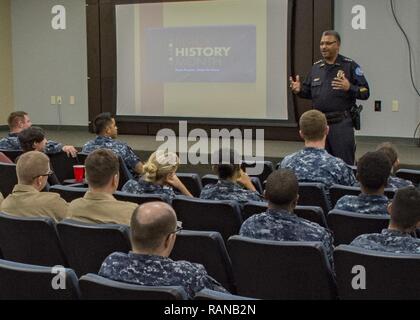 PENSACOLA, Fla (Feb. 24, 2017) - David Alexander III, Leiter der Polizei in Pensacola Polizei-abteilung, trifft und spricht mit Segler auf Naval Aeromedicine Medizinischen Institut (NAMI) während des Black History Month Ereignis. Alexander, Pensacola der ersten schwarzen Leiter der Polizei, war von der Vielfalt des Ausschusses an der Marine Medizin Training Center, übergeordneten Befehl des NAMI eingeladen, Special Guest der Redner auf der Veranstaltung zu werden. Stockfoto