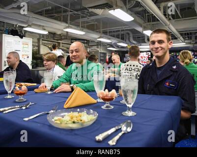 Mittelmeer (Feb. 23, 2017) Segler genießen Sie Vorspeisen, Während der Februar Geburtstag Abendessen an Bord der Flugzeugträger USS George H.W. teilnehmen Bush (CVN 77). Die George H.W. Bush Carrier Strike Group ist die Durchführung von naval Operations in den USA 6 Flotte Bereich der Maßnahmen zur Unterstützung der US-amerikanischen nationalen Sicherheitsinteressen. Stockfoto