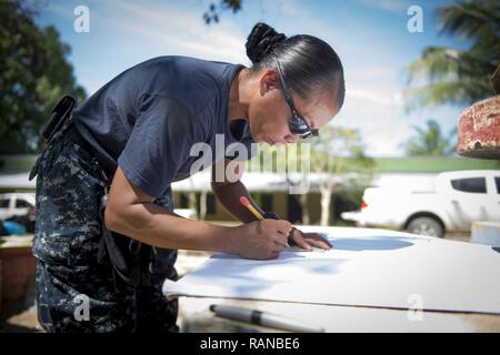 TRUJILLO, Honduras (Feb. 20, 2017) - Hospital Corpsman 2. Klasse Kristine Perales, ein Eingeborener von Cebu, Philippinen, an die Marineschule Zweig Gesundheit Klinik Mayport, Fla., macht ein Zeichen Patienten bei den fortgeführten Versprechen 2017 (CP-17) medizinische Website zur Unterstützung des CP-17 Besuch in Trujillo, Honduras zu unterstützen. CP-17 ist ein US Southern Command - gefördert und U.S. Naval Forces Southern Command/USA Flotte - durchgeführt Einsatz zivil-militärische Operationen durchzuführen, einschließlich humanitärer Hilfe, Ausbildung Engagements und medizinische, zahnmedizinische und veterinärmedizinische Unterstützung in einer Bemühung, US-Unterstützung zu zeigen Stockfoto