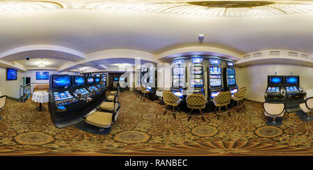 360 Grad Panorama Ansicht von MINSK, Weißrussland - September 20, 2016: Panorama im Inneren des modernen Luxus Casino mit Spielautomaten. 360 von 180 Grad nahtlose sphärischen panor