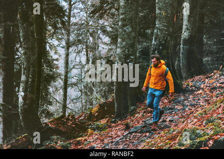 Mann laufen im Wald Reisen gesunder Lebensstil Abenteuer aktiv Urlaub überleben im Freien Stockfoto