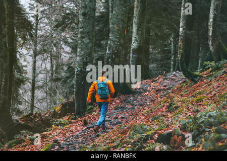 Flucht in den Wilden Mann mit Rucksack laufen allein im wald landschaft Reisen gesunder Lebensstil Abenteuer aktiv Urlaub trail Outdoor Stockfoto