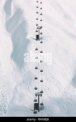 Standseilbahn Kabel Kabinen Winterlandschaft minimal style Snowy Mountain View geometrische Symmetrie Hintergrund einfach design Linien und Kurven Skigebiet Vaca Stockfoto
