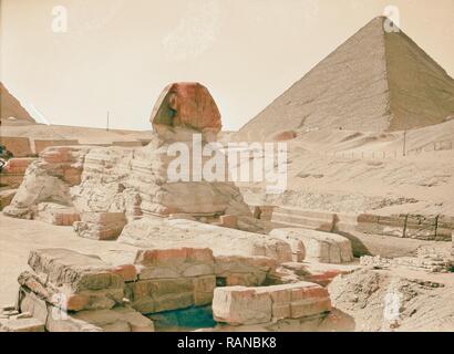 Ägypten. Sphinx und Pyramiden. Allgemeine Ansicht mit Pyramide im Hintergrund. 1934, Jīzah, Trang. Neuerfundene durch Gibon. Klassische neuerfundene Stockfoto