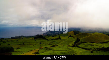 Antenne panorama Blick auf Pico Carvao und Hill, Sao Miguel, Azoren tun