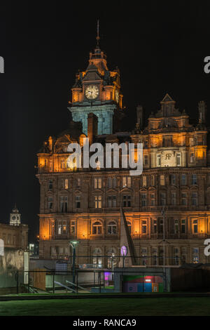 Das Balmoral Hotel, die Princes Street ist beleuchtet Weihnachten in Edinburgh 2018 zu feiern. Stockfoto