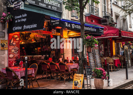 PARIS, Frankreich, 9. OKTOBER 2014: Street Scene aus dem Lateinischen Viertel Saint-Michel in Paris Frankreich mit Straßencafés und Menschen. Stockfoto