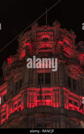 Jenners Kaufhaus an der Princes Street in Edinburgh ist für Weihnachten 2018 beleuchtet. Stockfoto