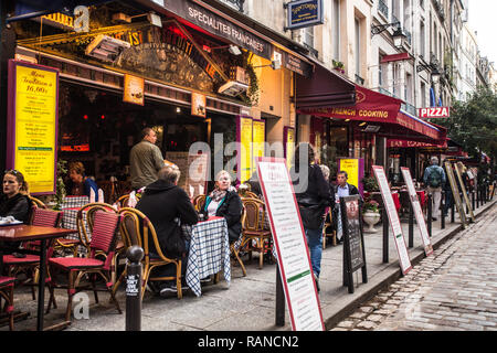 PARIS, Frankreich, 9. OKTOBER 2014: Street Scene aus dem Lateinischen Viertel Saint-Michel in Paris Frankreich mit Straßencafés und Menschen. Stockfoto