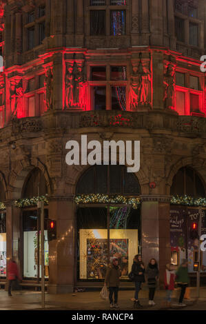 Jenners Kaufhaus an der Princes Street in Edinburgh ist für Weihnachten 2018 beleuchtet. Stockfoto