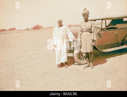 Sudan. Khartum. Dain el-Tashy. Sudanesische Chauffeur & Dolmetscher mit Auto. 1936, Sudan, Khartum. Neuerfundene Stockfoto