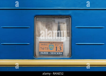 Detail aus dem Fenster eines Ukrainischen Eisenbahn Waggon am Hauptbahnhof von Lemberg, Richtung Moskau, Russland Stockfoto