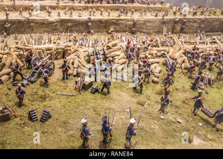 Badajoz, Spanien - Dez 19th, 2018: Trinidad Bastion gegen Angriff. Sturm auf Badajoz, April 1812. Französische Artillerie. Szene von Diorama neu d Stockfoto