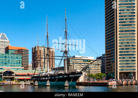 Baltimore Inner Harbor Harborplace, World Trade Center und das 1854 USS Constellation 3 mast Sloop-von-Krieg. Stockfoto