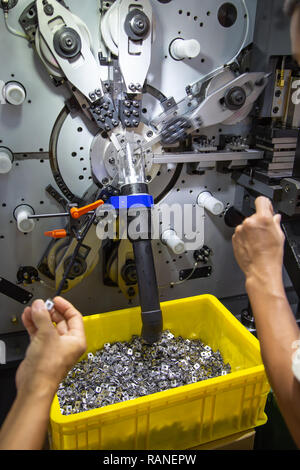 Die Kontrolle der Qualität der quadratische Platte Scheiben von quadratische Platte scheiben Maschine machen Stockfoto