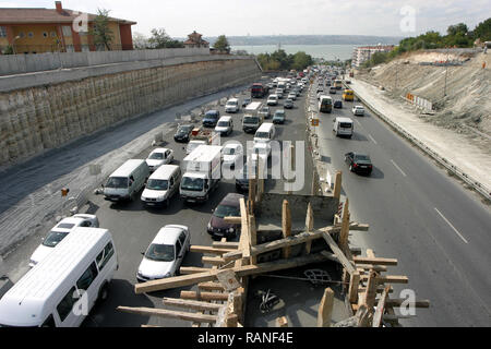 Staus und Baustellen auf der E-5 Autobahn auf der europäischen Seite von Istanbul in Istanbul, Türkei. Stockfoto