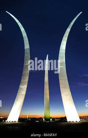 Die Air Force Memorial design Flug und der fliegenden Geist der Air Force erinnern, der das Bild der Manöver eine Precision' Bombe platzen", Stockfoto