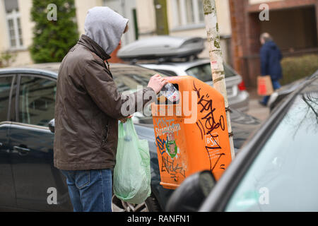 Flasche Sammler Müll kann und Flaschensammler Muelleimer Stockfoto