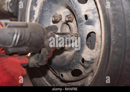Automechaniker änderungen Reifen in der Werkstatt Stockfoto