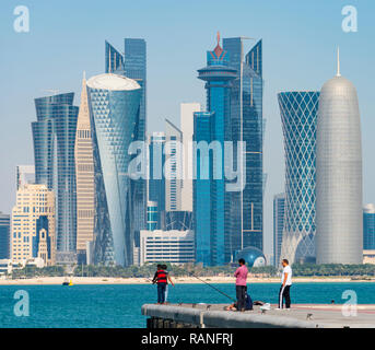 Tagsüber auf die Skyline von West Bay Business District von der Corniche in Doha, Katar Stockfoto