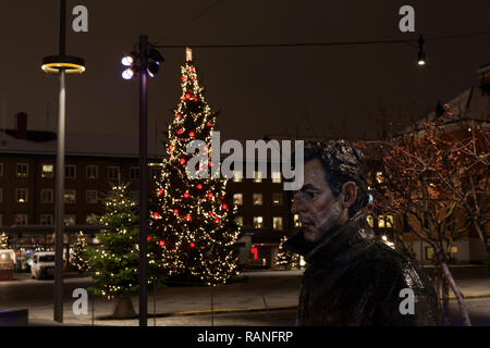 UMEA, Schweden am 18. Dezember 2018. Detailansicht des Kunstwerks, stehende Mann auf dem Platz. Abend und Weihnachten. Redaktionelle Verwendung Stockfoto