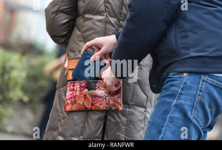 Taschendiebstahl, Senior, Raid, Taschendiebstahl, Seniorin, Ueberfall Stockfoto