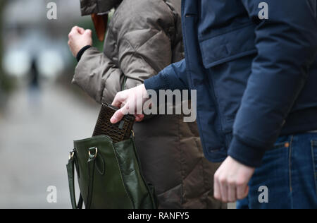 Taschendiebstahl, Senior, Raid, Taschendiebstahl, Seniorin, Ueberfall Stockfoto