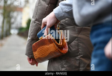 Taschendiebstahl, Senior, Raid, Taschendiebstahl, Seniorin, Ueberfall Stockfoto