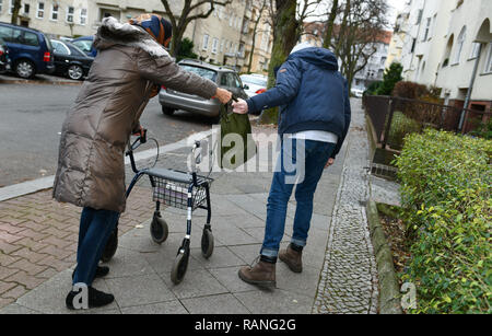 Taschendiebstahl, Senior, Raid, Taschendiebstahl, Seniorin, Ueberfall Stockfoto