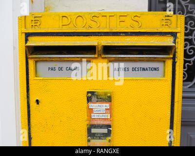 Le Touquet, Frankreich - Dezember 2017: Leuchtend gelben Metall Briefkasten aus der französischen Nationalen Post mit einem speziellen Fach für Pas-de-Calais Stockfoto