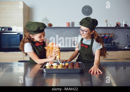 Mädchen Kinder Vorbereitung Cookies in der Küche. Stockfoto