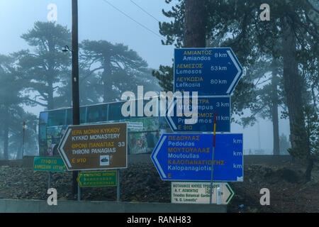 Straßenschilder, Troodos, Troodos-gebirge, Zypern, Strassenschilder, Troodos-Gebirge, Zypern Stockfoto