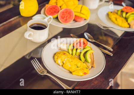 Ein leckeres Frühstück mit Omelette, Obst und Kaffee Stockfoto