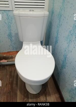 Weiß wc Schüssel in ein Bad, Schrank, Haus, Haus Stockfoto