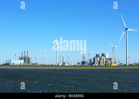 Kraftwerke in Eemshaven Stockfoto