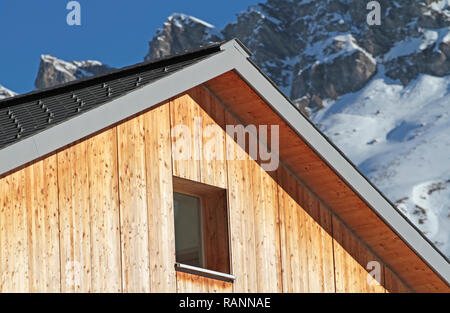 Holz- Gable House in den Alpen Stockfoto