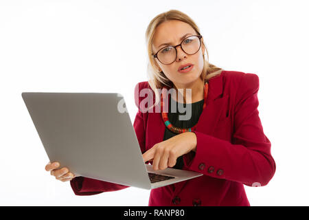 Schön verwirrt Frau Probleme mit Ihrer Arbeit Stockfoto