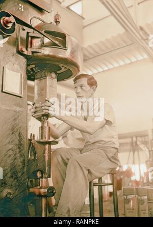 Jüdische Fabriken in Palästina auf Ebene von Sharon & entlang der Küste Haifas Hemen "Öl arbeitet. Schließen der Dosen neuerfundene Stockfoto