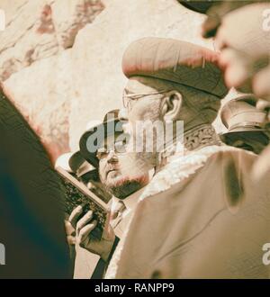 Rabbi Uziel betet zum ersten Mal an der Klagemauer, Nach seiner Inthronisierung, 27. Juni 1939. 1939, Israel neuerfundene Stockfoto