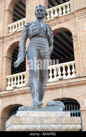 Statue von torero Manolo Montoliv außerhalb der Stierkampfarena von Valencia An der Plaza de Toros Valencia, Spanien. Stockfoto