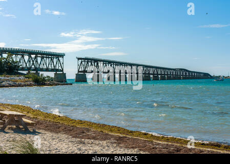 Blick auf die Alte beschädigt Bahia Honda Eisenbahnbrücke. Stockfoto