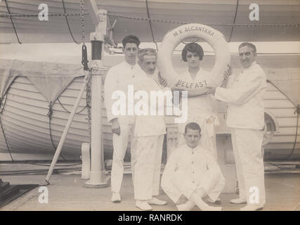 Jahrgang fotografische Postkarte zeigt die Crew von M. V. Alcantara, Belfast, Nordirland. Stockfoto