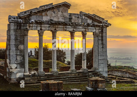 Sonnenaufgang in der antiken Stadt Apollonia. Albanien. Analoge Fotografie Stockfoto