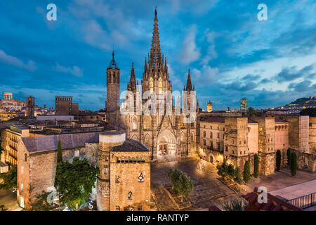 Barcelona night skyline mit der gotischen Kathedrale, Spanien Stockfoto