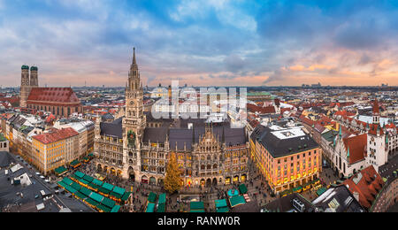 Sonnenuntergang Panorama der Marienplatz mit dem Weihnachtsmarkt in München, Deutschland Stockfoto