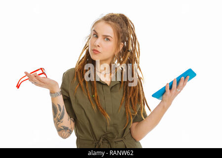 Ernsthafte junge Frau mit einem Tablet und Sonnenbrillen. Stockfoto
